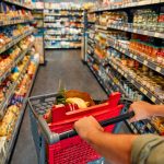 Parlamentul României Prelungeste Plafonarea Adaosului Comercial: O Măsură Esențială pentru Stabilitatea Pieței Alimentare