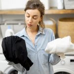 Rețete de curățare: Cum să elimini petele de grăsime de pe haine folosind un produs surprinzător