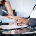 Scrisul de mână în era digitală: Calitatea rară a notițelor tradiționale în ședințele moderne