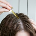 Secretul aplicării corecte a uleiului de păr: Ghid complet pentru rezultate vizibile