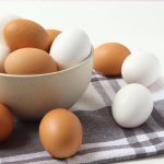 Diferențe între ouăle albe și cele maro: mituri și realități despre calitate și nutriție