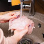 Riscurile spălării cărnii crude de pui: De ce este esențial să evităm această practică